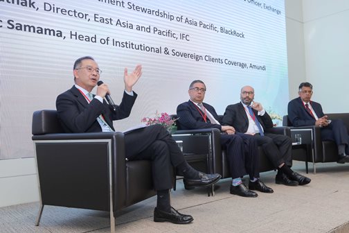 Mr Eddie Yue, Deputy Chief Executive of the HKMA and Chief Executive Officer of the Exchange Fund Investment Office (first left), facilitates a panel on “ESG investment: policies, practices and prospects”. Other speakers include (from second left): Mr Vivek Pathak, Director, East Asia and Pacific of IFC; Mr Frederic Samama, Head of Institutional & Sovereign Clients Coverage of Amundi; and Mr Amar Gill, Head of Investment Stewardship of Asia Pacific of Blackrock.