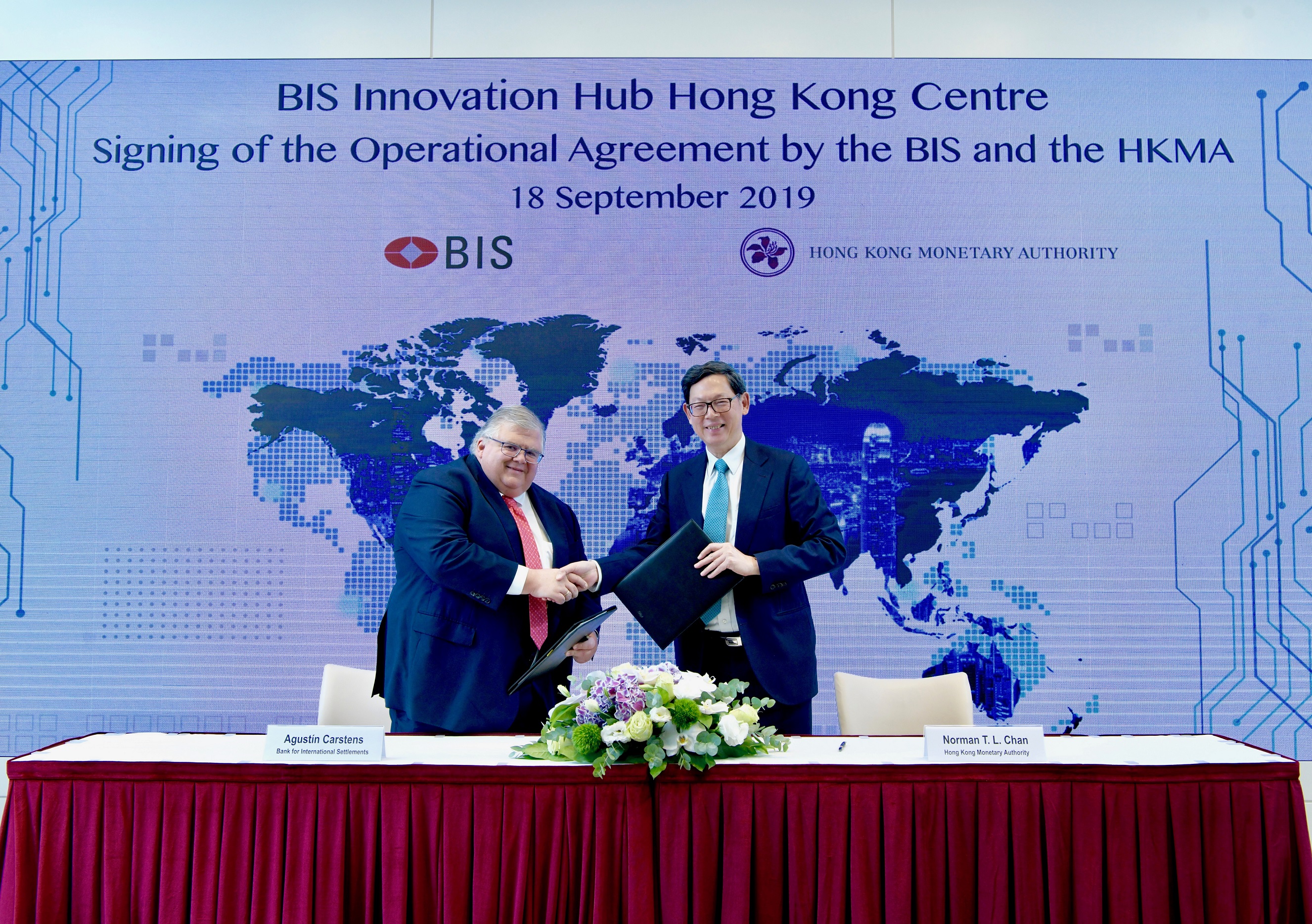 Agustín Carstens, General Manager of the BIS (left) and Norman Chan, Chief Executive of the HKMA, signed the Operational Agreement, formally marking the cooperation between the BIS and the HKMA on the BIS Innovation Hub Centre in Hong Kong.