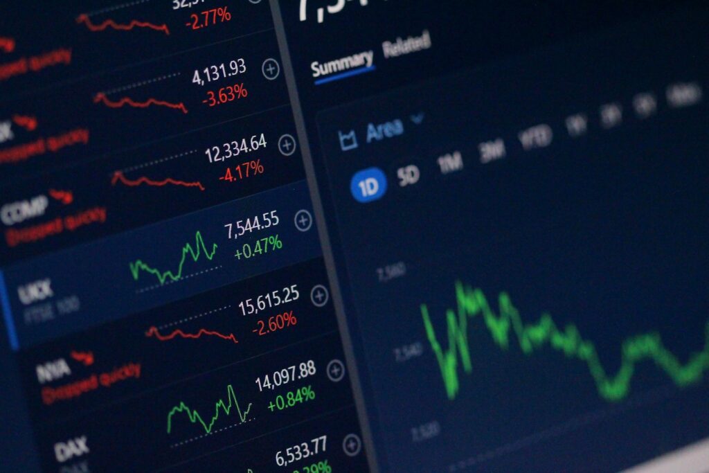 S&P 500 capped near 7,650 into Q3 2026: the Warsh-hold case