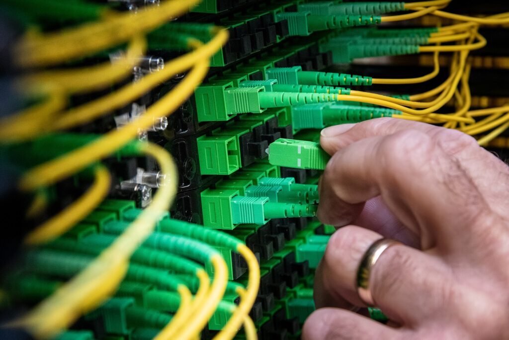 Solana's 4,096-byte transactions: opt-in to send, not to read